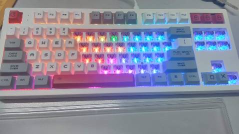 shop giao đúng màu, tem chắc chắn, giao hàng nhanh. case đẹp, led sáng, khá nặng, dây hơi cùi,  cái cover ko vừa với case