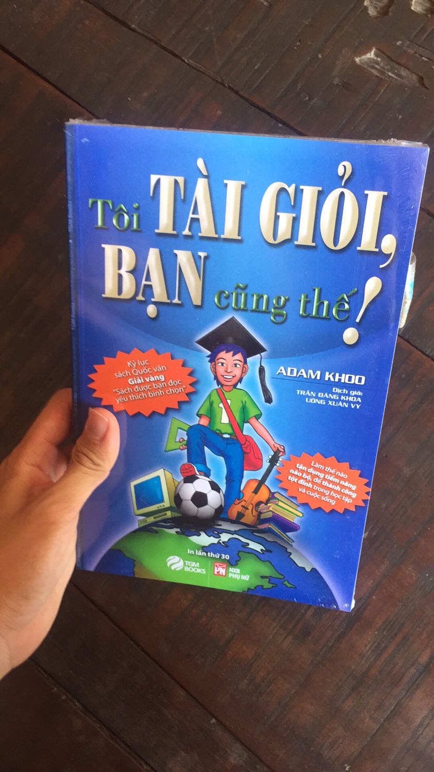 Sách giao cực kỳ nhanh. Mới đặt ngày hôm qua thì sáng nay đã có hàng. Cực kỳ hài lòng. Anh giao hàng thân thiện. Giao luôn cả ngày chủ nhật :v ND sách thì cực kỳ hay. Sẽ ủng hộ tiki dài dài. Sách gói bao đẹp kỹ càng còn nguyên bao bên trong... very good