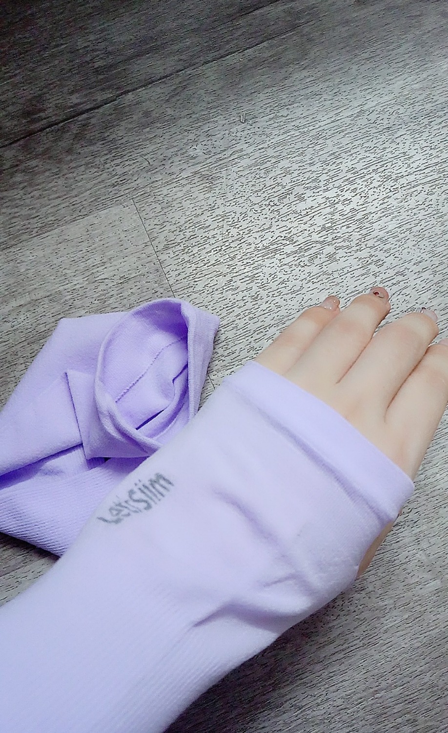 Tiki giao hàng siêu nhanh nhé, đóng gói siêu cẩn thận như trước giờ vẫn thế cảm ơn ship nhiều ah!
Màu tím siêu trend, đeo vào tay mát liền, chất mỏng nhưng đi nắng cũng không bị rát (có che ô), đại khái ok ah.