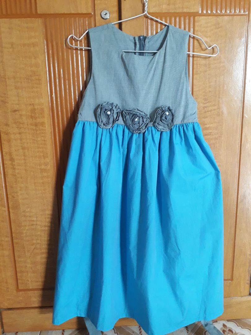 Đầm vải rất đẹp và mát.  Size đầm chuẩn vừa vặn với bé. Màu rất tây.  Mình đã mua đầm Kika nhiều và rất thích.