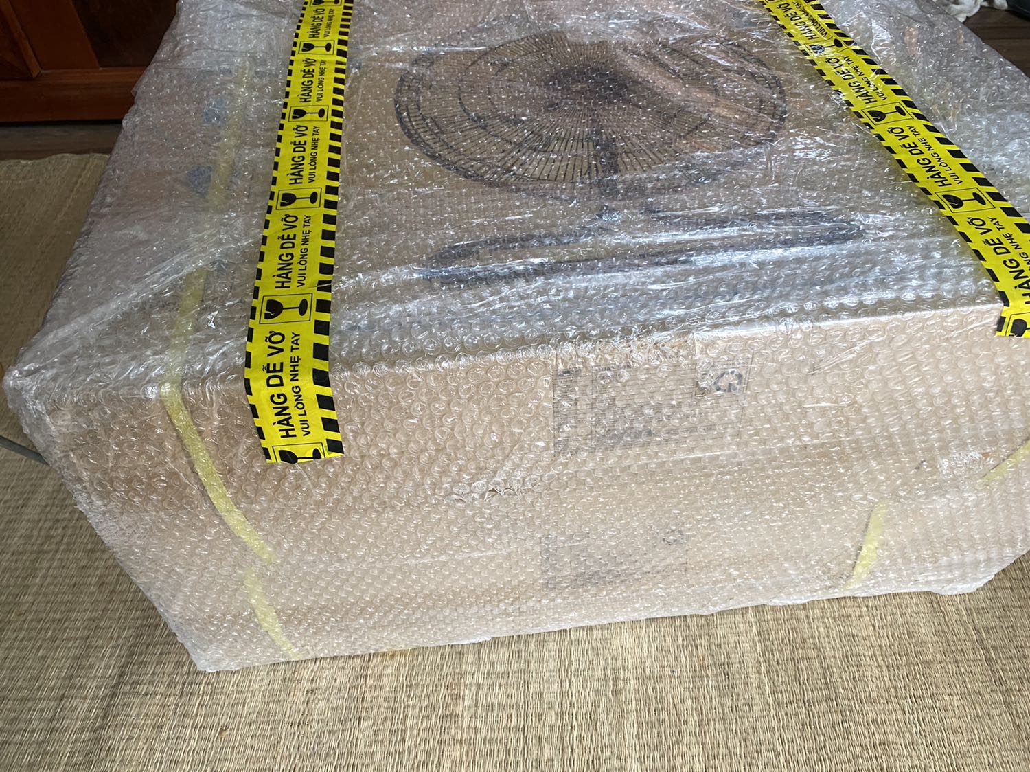 Hàng nhận được nguyên thùng, chất lượng thì *** thử thấy ok, đóng gói gọn gàng, cẩn thận. Shop nhắn tin, gọi điện hỗ trợ nhiệt tình. Điểm k hài lòng và đang cần khiếu nại với TiKi và đơn vị vận chuyển. Thái độ làm việc của đồng chí giao hàng rất chi là hách dịch, tiền cước vận chuyển và quy cách đóng gói là do TiKi và nhà bán hàng thống nhất và quy định, người mua đã thanh toán đủ cước vận chuyển, vậy mà ban đầu nhân viên giao hàng gọi điện yêu cầu mh ra kho hàng để nhận hàng, sau khi mh nói k giao thì hoàn hàng về,,bắt đầu giở giọng E giao hàng vào A hỗ trợ E thêm tiền ship. Chả hiểu Tiki vận hành giao nhận hàng kiểu gì?… Cần 1 lời giải thích.