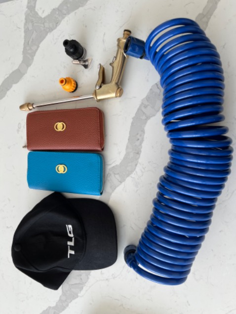 Áp lực nước bình thường, tưới cây thì tốt, xịt rửa sàn thì yếu!