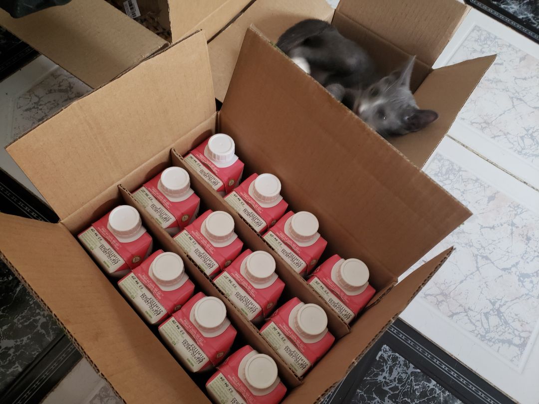 Giao hàng nguyên vẹn, nước uống ngon, date mới.