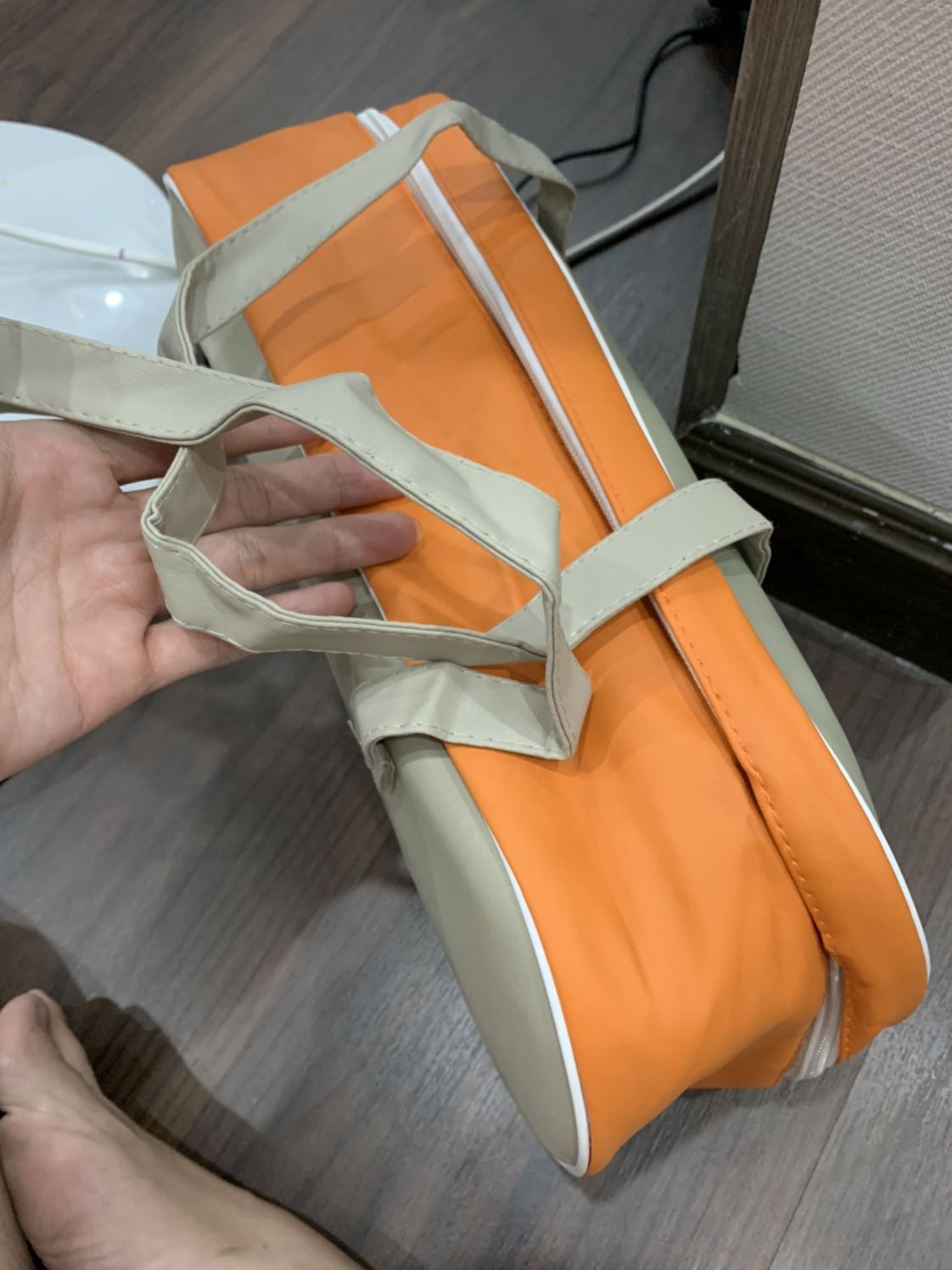 Mình mới nhận dc hàng hôm nay (24/11), hộp thì mới. Mở ra thấy bao bì nhăn nheo, dính dơ như hình. Phiếu bảo hành bị rách từ trước. Máy không có dấu hiệu là máy cũ, nhưng bề ngoài lại phản ánh ngược lại. Phiếu bảo hành lại ghi là đã xuất kho ngày 16/10/2019. Mình không biết là đã nhận được sp cũ hay ntn. Tiki ktra lại.