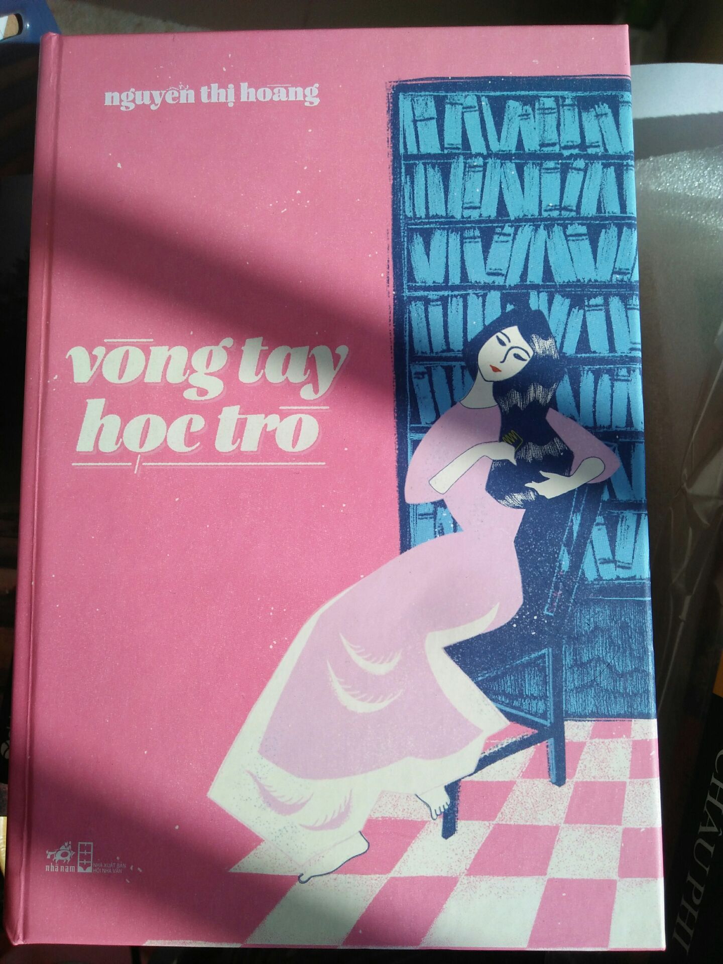 Cuối cùng cũng hốt được quyển này của nhà văn Nguyễn Thị Hoàng. Sách bìa cứng khá chắc chắn, màu hường rất nữ tính như tính cách của tác *** vậy. Sẽ đọc trong thời gian gần nhất, về nội dung chưa thể bình luận tùy tiện vì chưa đọc. Với lần tái bản lần này, chắc chắn nhiều đọc *** sẽ kịp sở hữu quyển sách hay này.