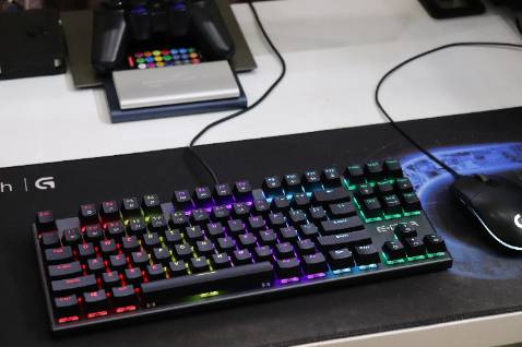 Quá rẻ. Hoàn thiện tốt trong tầm giá, ở ngoài đẹp hơn trên hình nhiều, miếng nhôm bên trên cứng cáp, rất chắc chắn, chỉ tiếc cái là led cố định dưới mỗi phím, ko phải led rgb có thể chỉnh được màu. Hãng nên đổi kiểu in chữ mặt sau, nhìn như kiểu bị lem ko đc đẹp. Hóng ra bản 104 phím