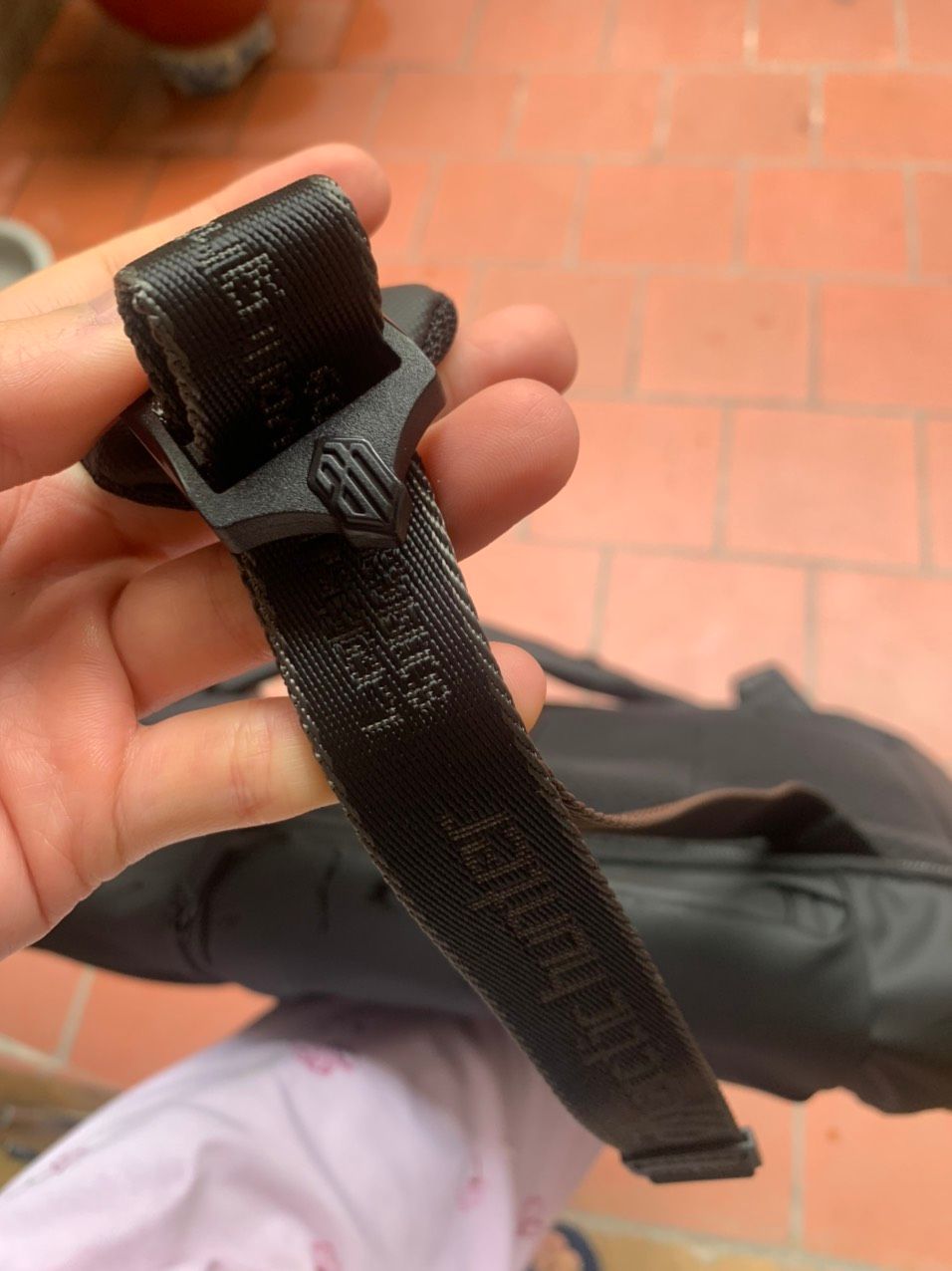 sản phảm rất tốt. mình nhìn là ưng luôn. sản phẩm đúng mô tả, vải dày, các ngăn và khoá bố trí hợp lý, có chống nước. Nói chung là ưng. Giao hàng hanh