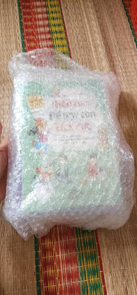 Sách mới, bìa đẹp, đóng gói cẩn thận, nội dung hay. 
Giao hàng hơi lâu.