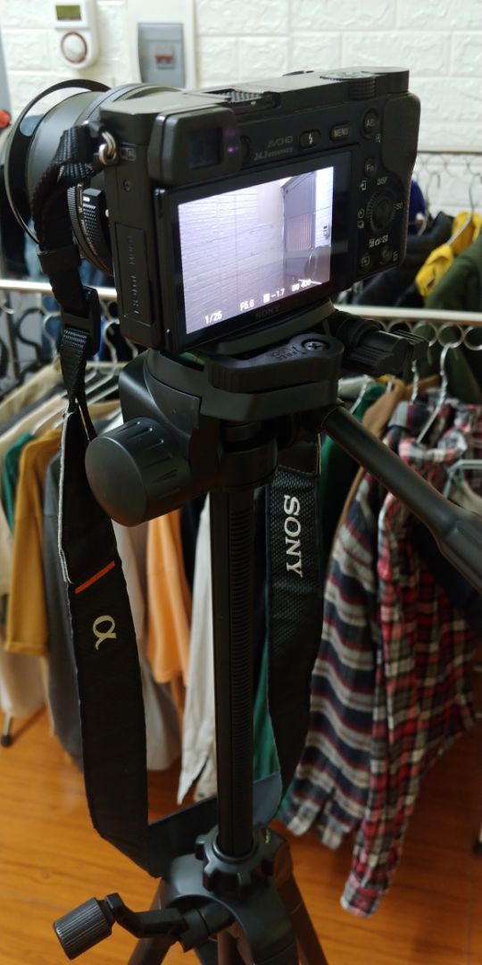 Sản phẩm hoàn thiện tốt, đóng gói đẹp và chắc chắn. Body kết hợp giữa nhôm và nhựa tổng hợp, phần nhôm hơi bám vân tay. Máy cao khoảng trên 140cm khi kéo dài các khớp nối ra. Overall thì đây là 1 tripod tốt trong tầm giá