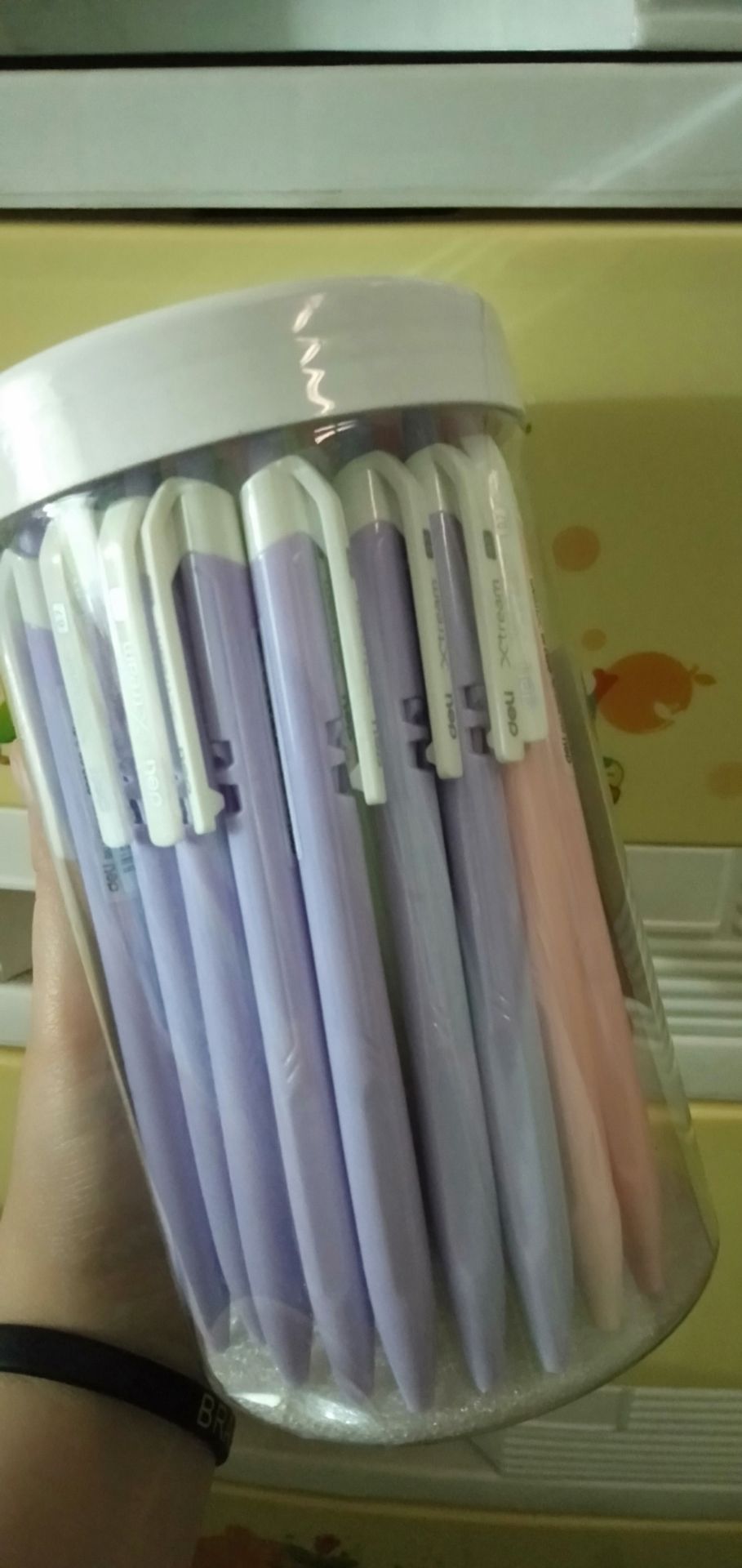 Bút đẹp lắm nhé, ngòi 0.7 viết vừa êm vừa rõ ràng. Mình mua giá sale tầm 125k/hộp tính ra quá ngon luôn, sẽ tiếp tục ủng hộ shop ^^