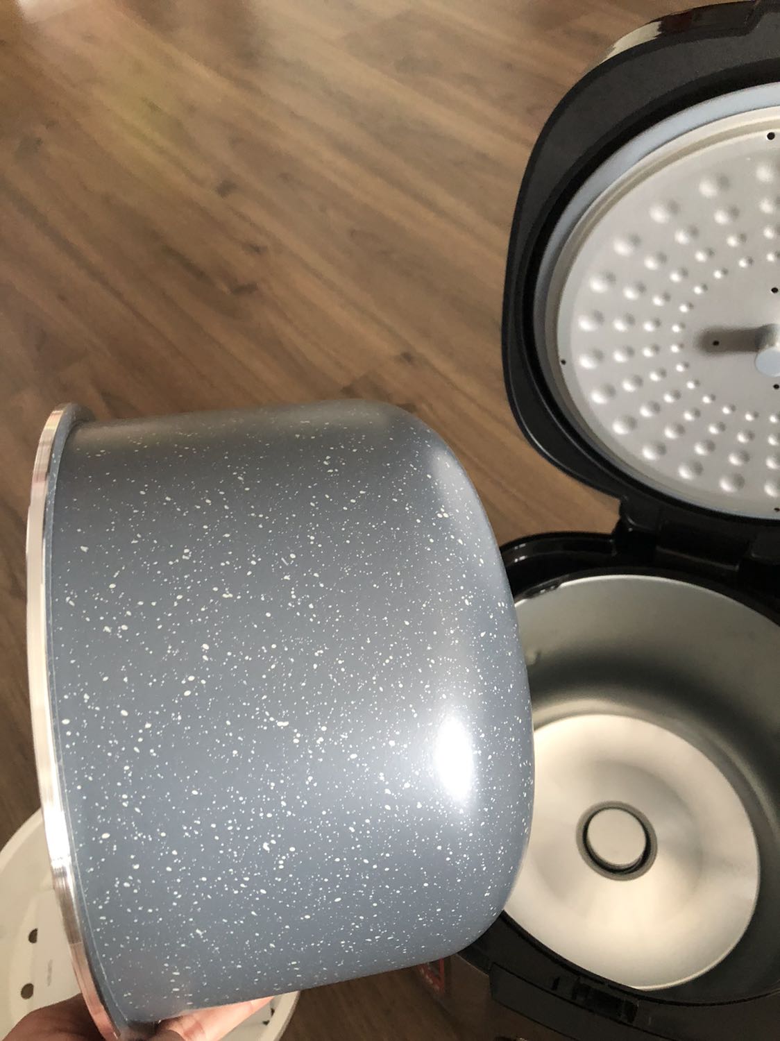 Mẫu mã đẹp chắc chắn . Lòng nồi dầy dặn , kèm quà tặng đẹp