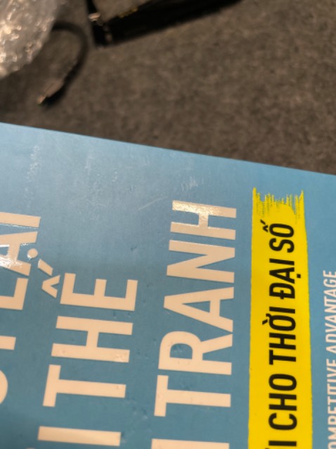 chất liệu giấy ổn nhưng bìa bị một số vết bị lõm và hơi sờn. Nhưng nếu để đọc thôi thì không ảnh hưởng lắm. Còn đóng gói ổn