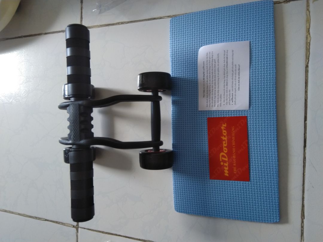 Trong hộp bao gồm 1 thiết bị tập, 1 thảm, 1 phiếu bảo hành và 1 thư cảm ơn. Đã tập thử và tay nắm của thiết bị chắn chắn.