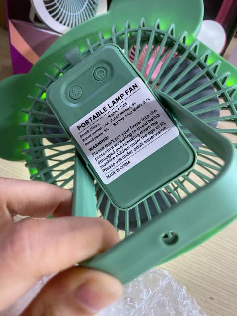 Lúc đầu mình nghĩ nó nhỏ mà nhận hàng về bất ngờ kkk nó cũng hơi to quạt cũng mát kh có tiếng ồn. Nên mua nhé 😙😗