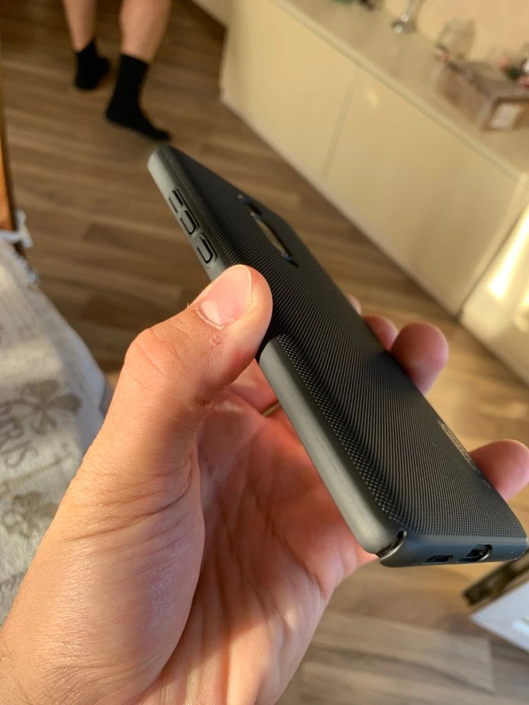 Hàng chính hãng Nillkin, đã check code trên trang chủ, yên tâm khi mua hàng tư tiki, ốp cầm rất êm và bám tay nha mọi người.