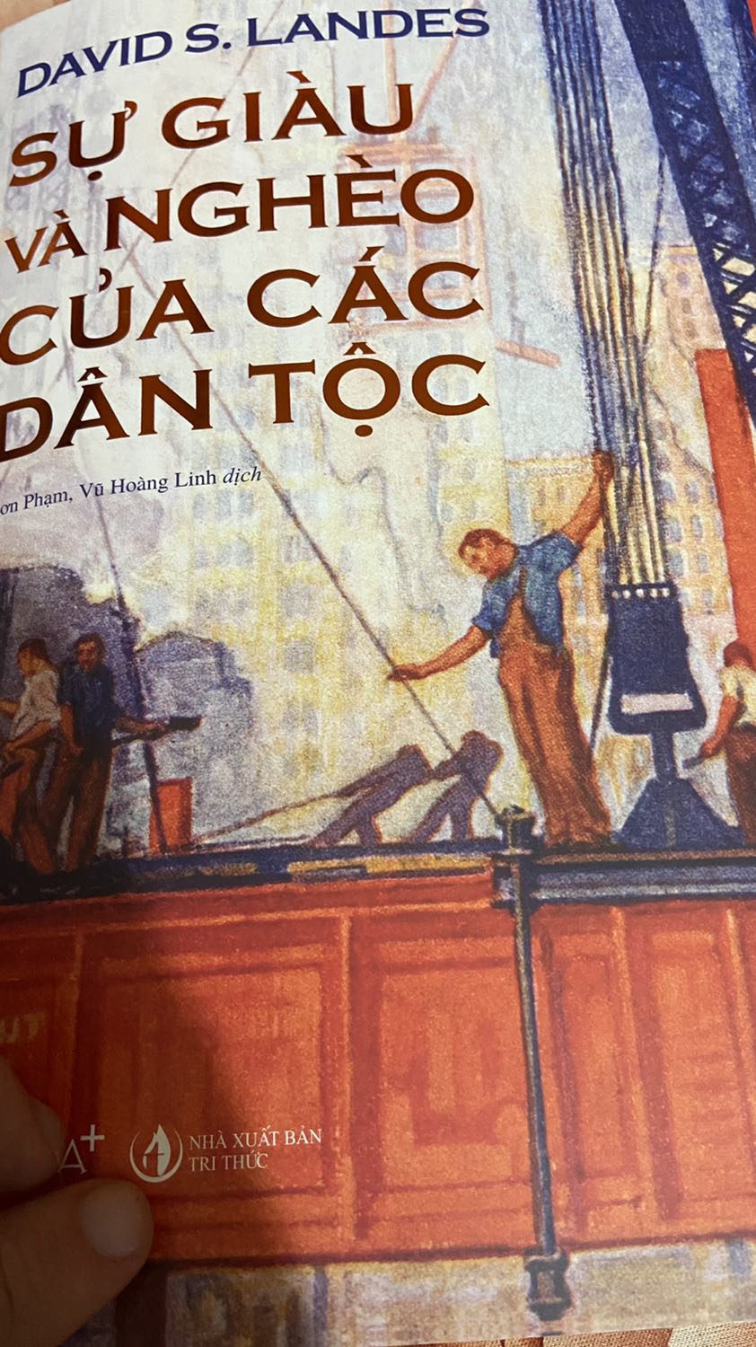 SÁCH THỰC SỰ HAY ĐÁNG ĐỌC ĐÁNG HỌC  NHƯNG KHÔNG XUẤT SẮC như giải sách hay trao. Sách hay theo mình cảm nhận thì phải hay về nội dung lẫn hình thức, sách không phải chỉ để đọc mà còn thuận tiện cho việc lưu giữ, bảo quản và chuyển tiếp giữa người với người, giữa thế hệ này sang thế hệ khác...

Quyển sách có giá trị cao về nghiên cứu kinh tế xã hội nhưng Cty Omega plus đóng bìa gáy ẩu tả, các trang chỉ khâu cực kỳ dễ rơi rời từng trang ra, kéo dán gia công các trang không kỹ làm mình phải mua keo sữa dán lại các trang sách. Sách nặng nên khi cầm lâu trên tay cảm nhận được lực và sức nặng quá tải của gáy sách ọp ẹp phải chịu. Kèm theo là bìa rời nên khi đọc sách nặng dễ trơn tuột, ai có mồ hôi tay lại càng cảm thấy khó chịu. Quyển sách trước mua của tiki bị long bìa gáy, các trang liên kết lỏng lẻo, đứt rời chỉ khâu sách sau khi đổi trả thì mình sách mới đẹp nhưng kết cấu sách vẫn không được chắc chắn an tâm khi cầm đọc.

Một công trình sách đáng để tham khảo, xem xét, đọc học kỹ càng, cân nhắc và trân trọng...Tác giả dù cách viết sách cố mang tính khách quan khoa học nhưng đâu đó vẫn mang tính lạc hậu tư duy, thiên kiến cổ điển và đôi chỗ mang tính tưởng tượng huyễn hoặc bản thân vì có những thứ vượt quá tầm hiểu biết và nhận thức của chính tác giả. Các bạn có thể đọc chú thích của dịch giả trong sách và đối chiếu với các thông tin hiện nay sẽ thấy rõ. Có thể do hoàn cảnh lịch sử, công nghệ thông tin nghiên cứu thời tác giả đang sống không phát triển như bây giờ.

Phần nội dung bản dịch: Dịch giả nhiều chỗ dịch theo đoạn theo dòng mà không tổng hợp thông tin lại theo ý nghĩa thực sự của từng trang sách và chương sách nên người đọc cảm thấy lệch lạc, trúc trắc khó hiểu, kiểu câu nói từng đoạn từng dòng không liên quan. Câu chuyện đang hay thì như đi sai hướng làm người đọc như người đi đường nhưng cảm thấy không hiểu là mình đang đi đâu... tính liên kết các câu trong sách đôi khi bị xô đẩy lệch lạc.