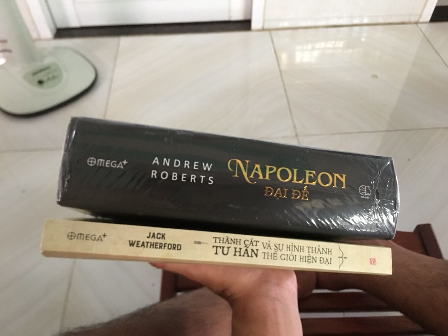 Sách đẹp, giao hàng đúng hẹn. Quá ok cho nhà sách. Nội dung thì nghe review là hay và hấp dẫn. Cuốn này đọc chắc hơi lâu đấy.