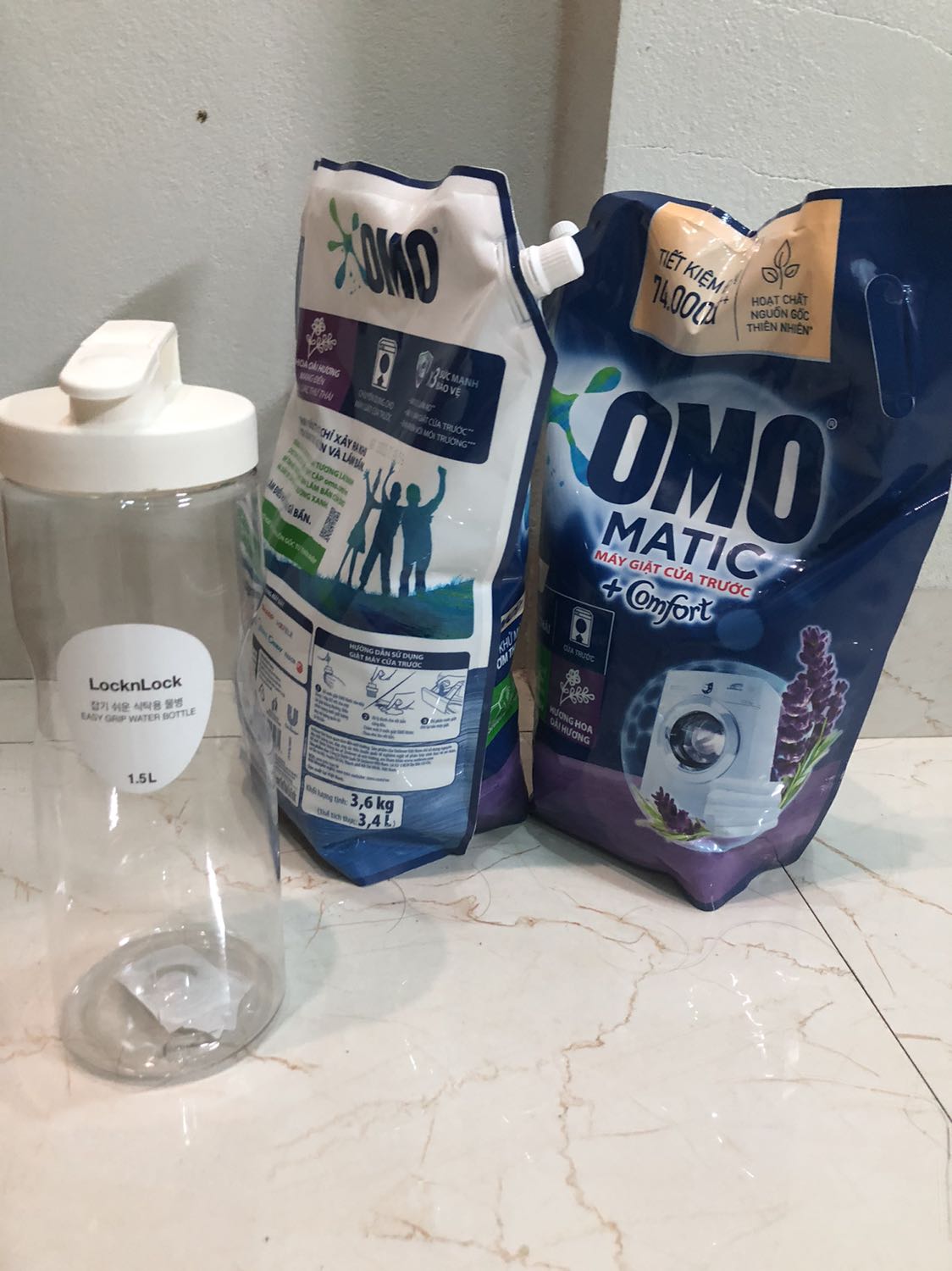 Tiki giao hàng nhanh, gói hàng rất cẩn thận, sản phẩm ngày sản xuất mới mà giá mua trên tiki rẻ hơn mua ở siêu thị lại còn được tặng bình nước quá đẹp. Omo thì chất lượng rồi. Cảm ơn tiki nhiều.