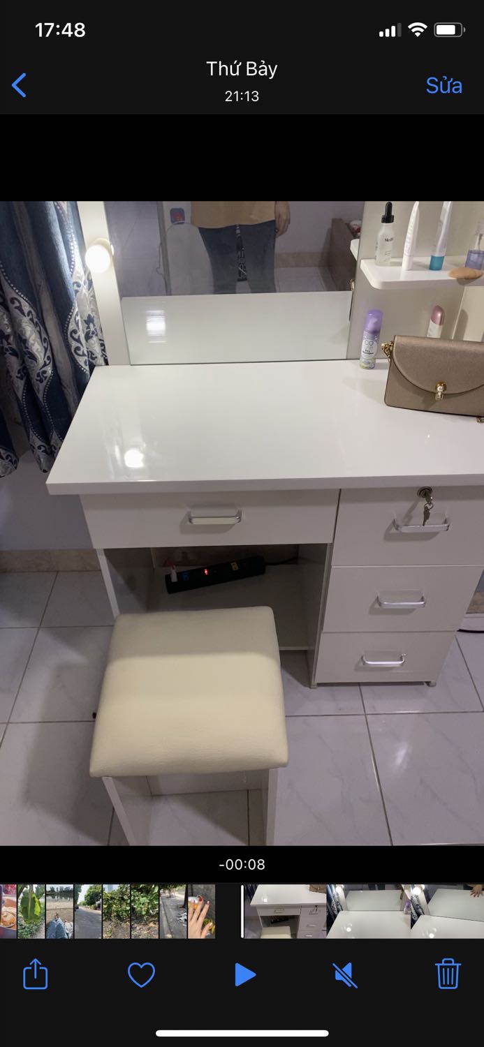 Nếu mọi người còn lăn tăn thì mình khuyên nên mua ngay nhé. Lúc đầu đặt mua online cũng hơi lo lo nhưng đến khi nhận hàng thì rất ưng ý. Tủ chắc chắn, màu rất đẹp và còn sơn bóng nữa. Nhiều ngăn kéo đựng đồ, các mép tủ đều có miếng đệm nhựa. Một điểm trừ là chỗ gương bị vệt đen chùi không ra. Nhưng tổng quan là rất hài lòng!!!