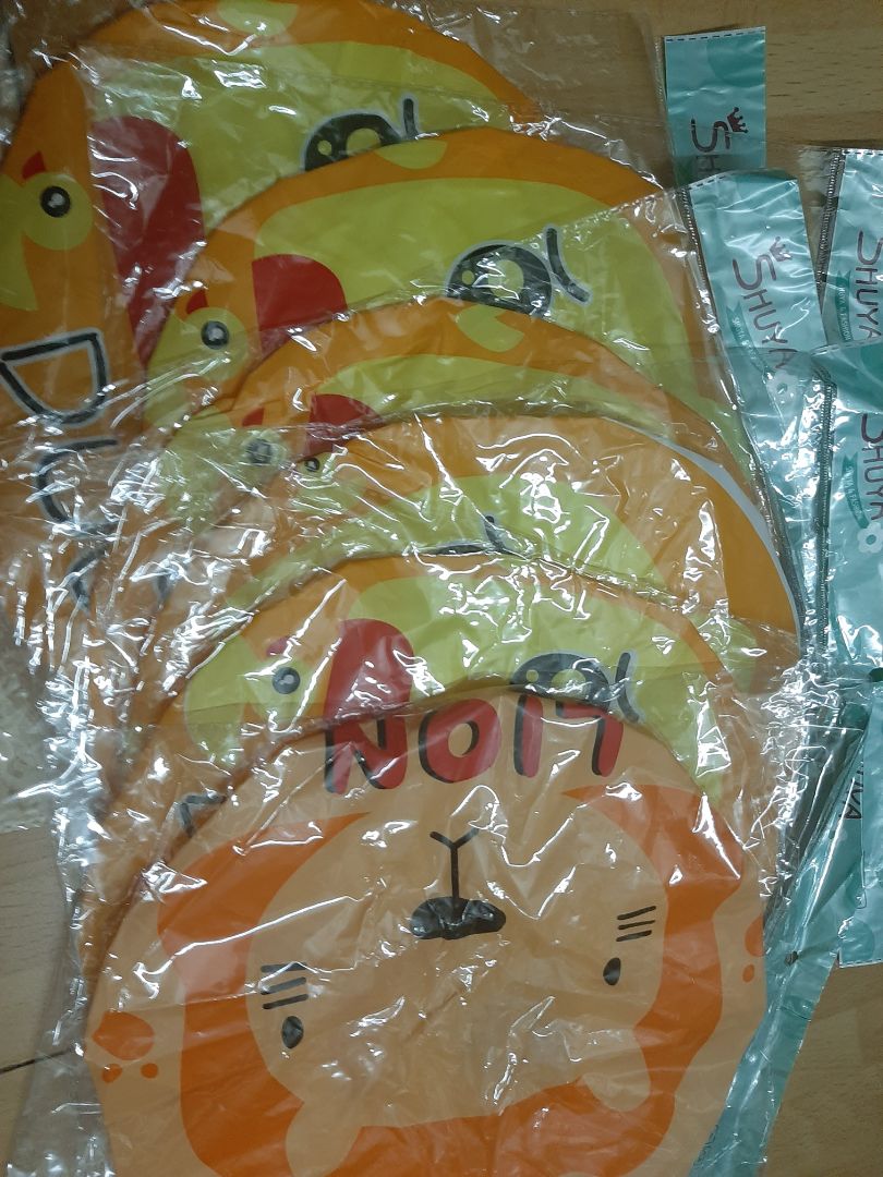 Mũ này cũng giống như mấy mũ bán ở chợ, nhưng giá rẻ hơn. Mình mới dùng 1 cái thì thấy chun mũ không được ôm chặt bằng đợt trước mình mua. À đặt 2 set 6 cái mà có 5 cái giống nhau, dỗi luôn!!!!