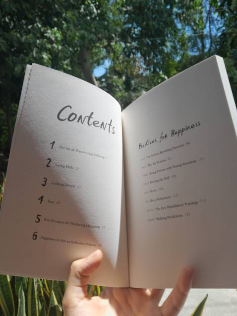 Không đọc sách này thì đọc sách gì haha trong thế kỷ 21 này.
"Có bùn thì mới có Sen"
Ai cũng khao khát hạnh phúc Nhưng đôi khi hạnh phúc đó là gì? Là kỳ vọng, là bám chấp, là không có thật như ta tưởng.
Vậy hạnh phúc thật sự ở đâu, chính là trong những lúc đau khổ .
Như hai mặt của một vấn đề
Mình thích chữ "nhìn sâu" - deep looking, seed of suffering (những hạt mầm của khổ đau) hoặc là cụm từ "chịu khổ thì hết khổ".
"We suffering much, much less".

Đúng là mình mua sách này khi mình đang có đau khổ nhưng đồng thời mình cũng hạnh phúc như chưa bao giờ mình nhận ra trong mấy chục năm nay.

Cảm ơn Tiki và nhiều cơ duyên đã giúp cho mình mua được quyển sách với giá khuyến mãi.