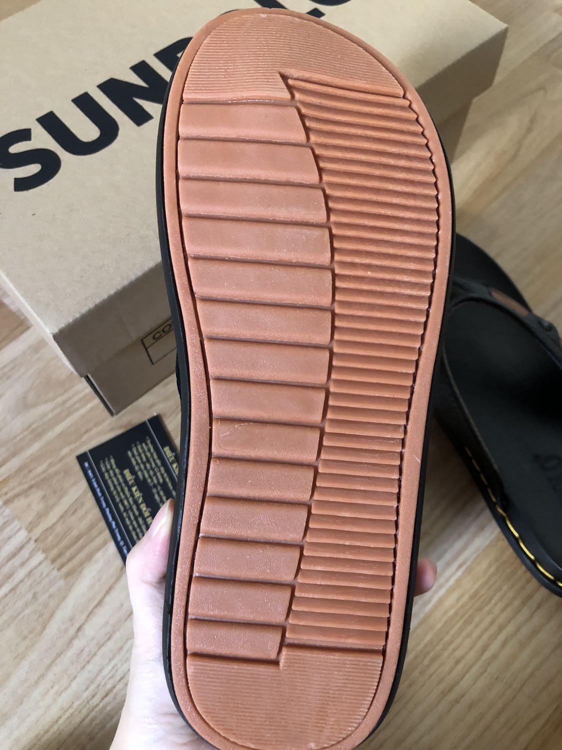 Đóng gói chắc chắn, kích thước chuẩn, khá êm chân có thẻ bảo hành đầy đủ như cam kết, chưa đi nên chưa biết độ bền, nói chung hài lòng. Chúc mừng shop