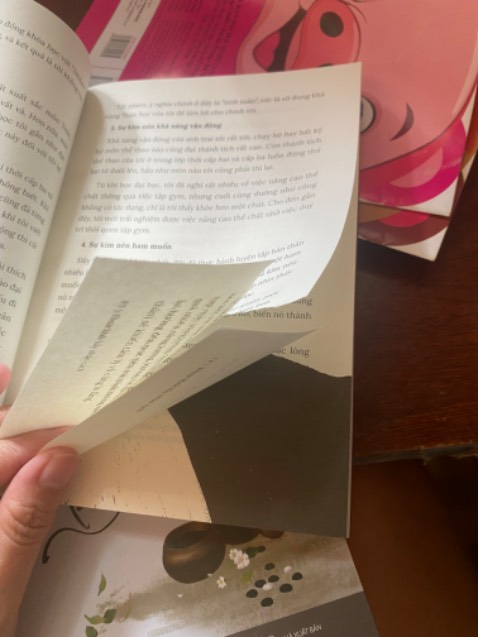 Mua sách mới, mà giao sách cũ, gáy bị gãy, xước tùm lum, trang sách thì bị rách. Quá thất vọng