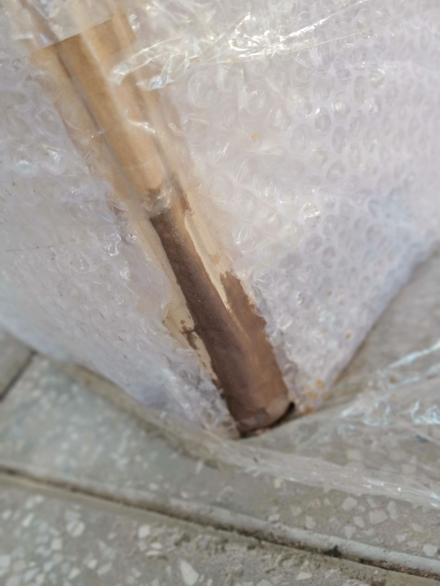 nước mắm chai thủy tinh nhưng đóng gói rất sơ sài, không hề có chữ hàng dễ vỡ. nhận được hàng mắm bể đổ ướt hết cả thùng thấm ra ngoài, nhắn tin hỏi shop giải quyết nhưng shop đọc tin nhắn ko trả lời. Khâu đóng gói và chăm sóc khách quá kém, còn chất lượng thì chưa biết vì còn để nguyên đó chưa khui ra