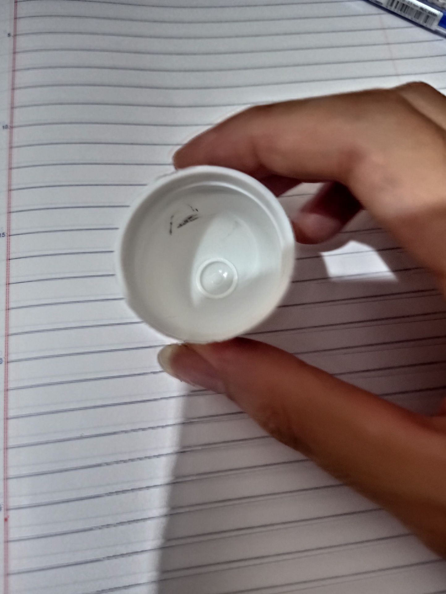 hàng bị lỗi  tôi nghi ngờ là hàng giả hàng nhái .lo cạy mãi ko mở ra được .lúc mở ra viển bi lăn ko lăn đc bị khô cứng không thể dùng được .trong nắp có vết đen bận và nhiều chỗ bị xước tôi thực sự rât thất vọng yêu cầu hoàn chả tiền sản phẩm .