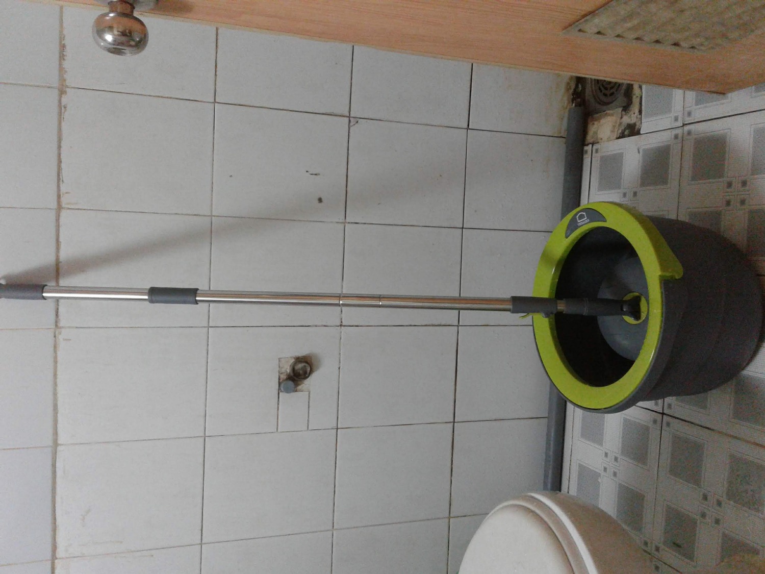 mình mua hàng nhiều lần của tiki, từ quà tặng khách hàng, thẻ cào, wifi router và bây giờ là bộ cây lau nhà; và tiki giao hàng đúng hẹn.
chất lượng lock&lock không cần phải bàn cãi nữa; trong nhà mình nhiều đồ gia dụng mang thương hiệu lock&lock, xài lâu rồi và rất bền.