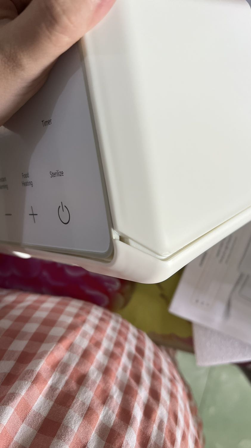 Shop giao nhầm máy hút sữa, thời gian giao hàng đổi trả mất 10 ngày, nhận sản phẩm thì miếng nhựa bị ntn, bao bì thì móp méo bung cạnh như hàng khui rồi vậy, nt trả hàng thì mãi không thấy hồi âm. Trong khi đang cần dùng cho con.