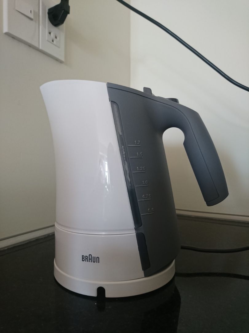 Thiết kế đẹp. Nắp liền nên sẽ hơi khó vệ sinh. Nếu là  ấm làm bằng thủy tinh sẽ tốt hơn, nhưng ưu tiên hàng KHÔNG SX TẠI TRUNG QUỐC nên hài lòng với sản phẩm này.