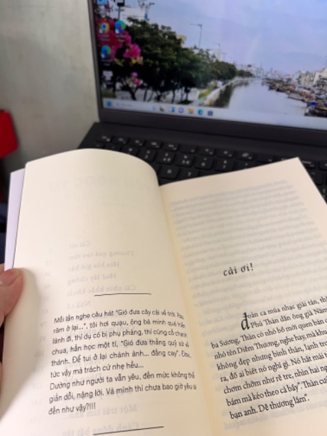 Phải nói cuốn sách quá xuất sắc. Từng câu chuyện để lại cho mình sự Bùi ngùi, nuối tiếc cho chuyện tình cảm của những nhân vật, thể diện rõ hình ảnh của người dân miền tây. Ấn tượng nhất có lẽ là “ cánh đồng bất tận “, nhưng trong cuốn này chuyện làm mình ngẫm nghĩ, sâu sắc có lẽ là “ thương quá rau răm “ . Tiếp nữa là “ duyên phận so le “ . Nói chung là quá hay. Cảm ơn tác giả rất nhiều ạ. 😊