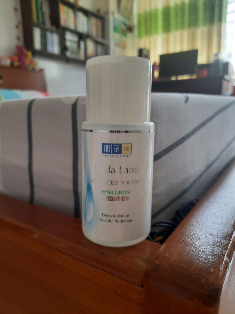 Đóng gói chắc chắn, giao hàng nhanh chóng. Texture lỏng giống nước, thoa lên mặt nhanh thẩm thấu, dùng để đắp mặt nạ thay thế mặt nạ giấy rất ok, cấp nước đầy đủ mà lại tiến kiệm. Tuy sp dùng cho da dầu nhưng khi mình dùng lại thấy rất nhanh đổ dầu, nên sau khi đắp lotion mình phải đi rửa mặt trc khi thoa những sản phẩm dưỡng da khác lên mặt.