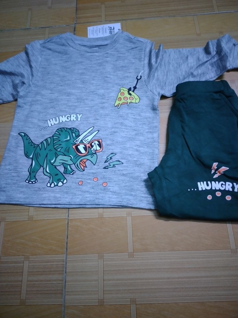 bộ đồ của shop mình rất ưng ý.chất vải mềm mịn , hình in đẹp ,bé nhà mình rất thích.