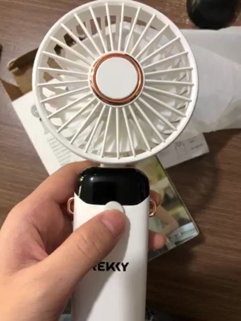 Quạt nhỏ gọn chạy siêu khoẻ. Shop giao nhanh. Cầm cái quạt thấy rất xịn luôn. Ưng lắm