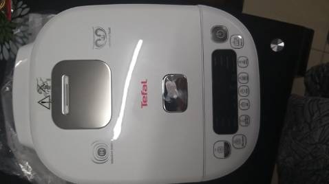 Tiki giao hàng thì khỏi bàn cãi. 
Nồi mẫu mã đẹp, nhưng nắp nhựa mình cảm giác không chắc chắn lắm. Mới nấu 2 ngày thì Nồi có  nhược điểm lớn: Hơi nước nhỏ xuống cơm nên 1 vài chỗ bị nhão ở lớp trên.
Nồi nấu xong chuyển qua chế độ hâm chỉ đc 12h, sau đó tự ngắt, muốn hâm tiếp thì tự bật lại. Sau khi bật hâm lại thì cơm vẫn nóng hổi, nhưng hơi bất tiện với mình.
Mình chuyển từ nồi nội địa nhật qua nên thấy ko bằng nồi cũ. Tuy nhiên, với mức giá rẻ thì có thể chấp nhận.