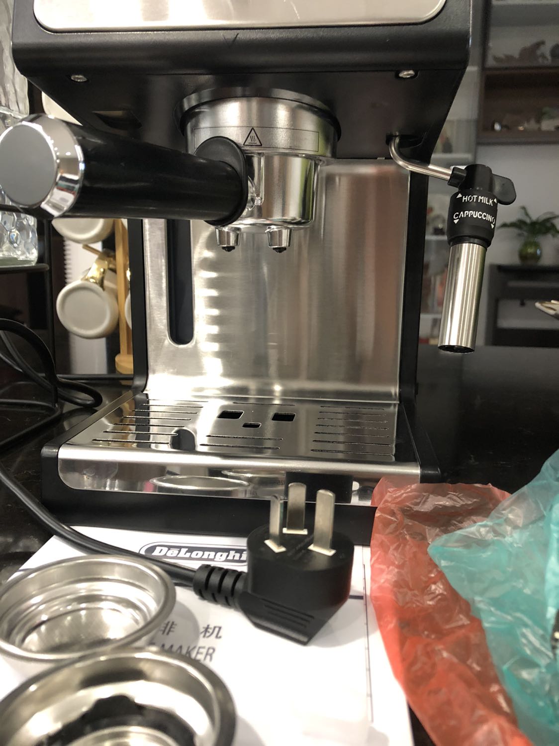 Phích cắm của máy pha cafe này không phù hợp với ổ cắm điện thông dụng tại Vietnam. Yêu cầu Tiki tìm giải pháp hoặc đổi cho tôi máy mới!