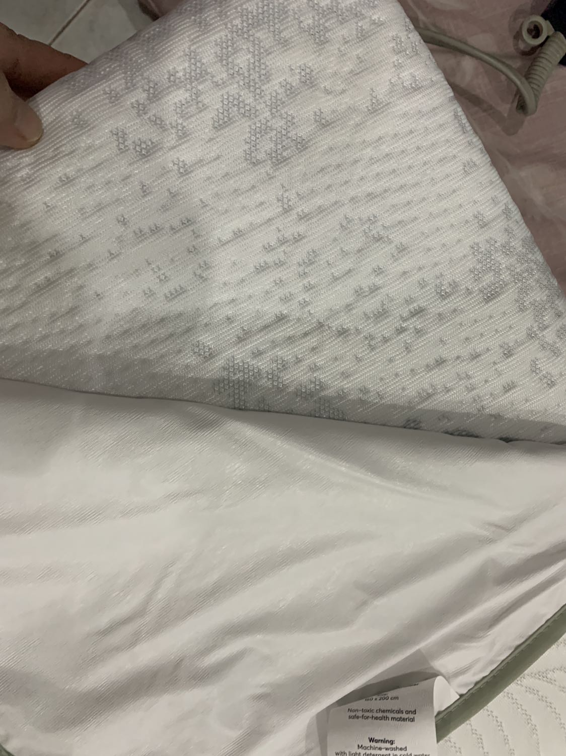 Khá mát mẻ. Mình đang dùng một loại nệm có vỏ học cooling. Vỏ bọc này bản thân nó đã mát. Nhưng mình mua thêm tấm giải nhiệt của Ru bọc vào để bảo vệ nệm luôn. Ban đầu sợ nó ko mát bằng nhưng khi trải nghiệm thỉ thấy rất ổn. Đo nhiệt độ thì đúng là mát hơn. Bên dưới có lớp giống ni-lông nhưng khi trải lên nệm và bọc vỏ ga lên thì ko bị kêu sột soạt