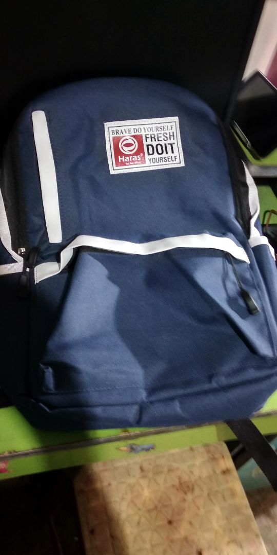 Đầu tiên là tiki ship đơn này nhanh quá :3 Còn về balo thì đúng vs hình mẫu, chưa thấy bong đường chỉ. Lúc vận chuyển phải gấp đôi để trong hộp nên lúc lấy ra hơi mất form 1 tý cơ mà vuốt vuốt lại là ổn. Ngăn ngoài cùng nằm ngang khoá hơi khó kéo.
Bên trong có nhiều ngăn, ngăn đựng laptop vs ngăn nhỏ và có ngăn đựng điện thoại, rất tiện lợi. Nói chung với mức giá này mà hàng đúng với mẫu là mình ưng rồi. Đầu tiên là tiki ship đơn này nhanh quá :3 Còn về balo thì đúng vs hình mẫu, chưa thấy bong đường chỉ. Lúc vận chuyển phải gấp đôi để trong hộp nên lúc lấy ra hơi mất form 1 tý cơ mà vuốt vuốt lại là ổn. Ngăn ngoài cùng nằm ngang khoá hơi khó kéo.
Bên trong có nhiều ngăn, ngăn đựng laptop vs ngăn nhỏ và có ngăn đựng điện thoại, rất tiện lợi. Nói chung với mức giá này mà hàng đúng với mẫu là mình ưng rồi.