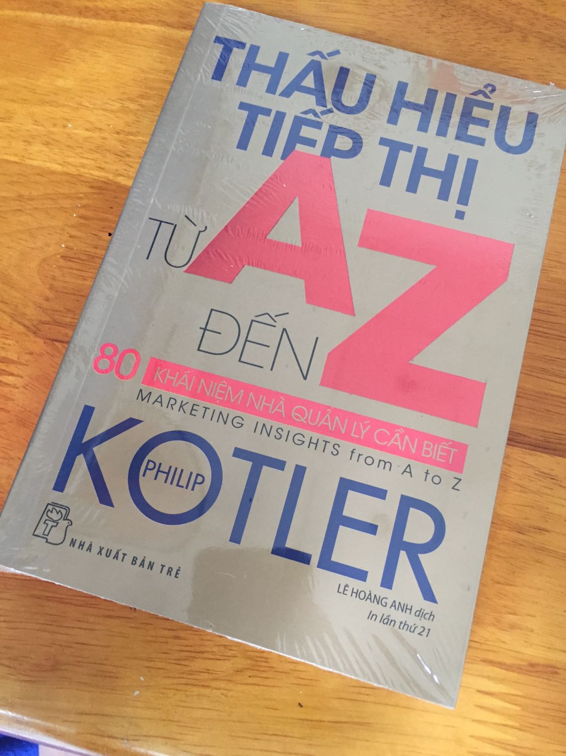 Giao nhanh trong mùa dịch (5 ngày đã giao). Sách có bọc nilong nên nhìn rất mới, không bị bụi.
Nội dung thì cực kỳ ổn, sách của Kotler còn được nxb Trẻ dịch nên cực kỳ yên tâm, dịch rất mượt và đọc cuốn, không bị nhàm chán và dài dòng.
Sách nêu ra khái niệm cơ bản, hợp với bạn nào đang học marketing căn bản không biết bắt đầu từ đâu