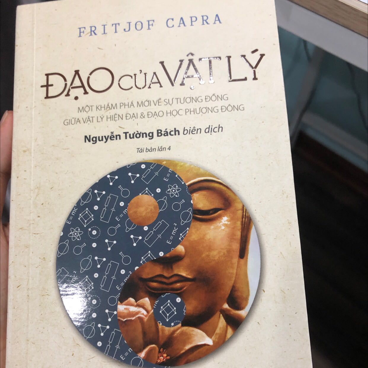 Vì ở Việt Nam! Chỉ học triết học Mac Lê nên mọi người nên đọc thêm quyển này.