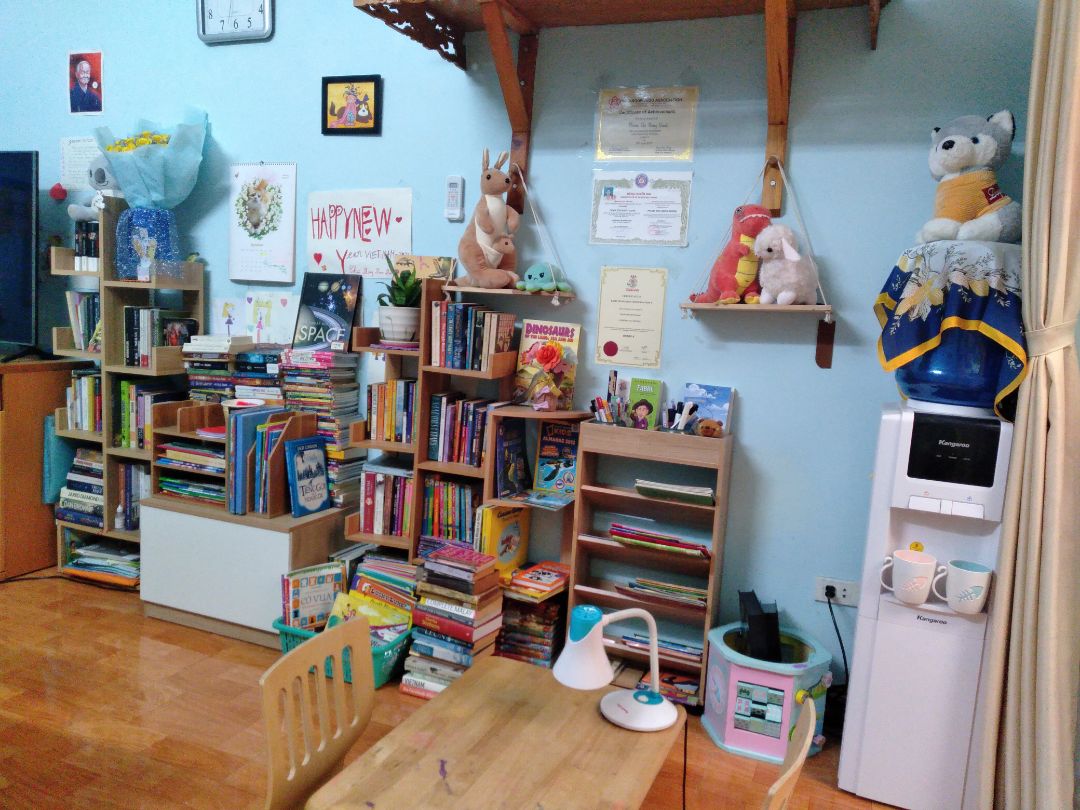 Ráp xong rồi, review đây, kệ đẹp, hơi mỏng không để sách khổ to giáo trình được. , giúp sắp xếp sách trẻ em gọn gàng hơn.