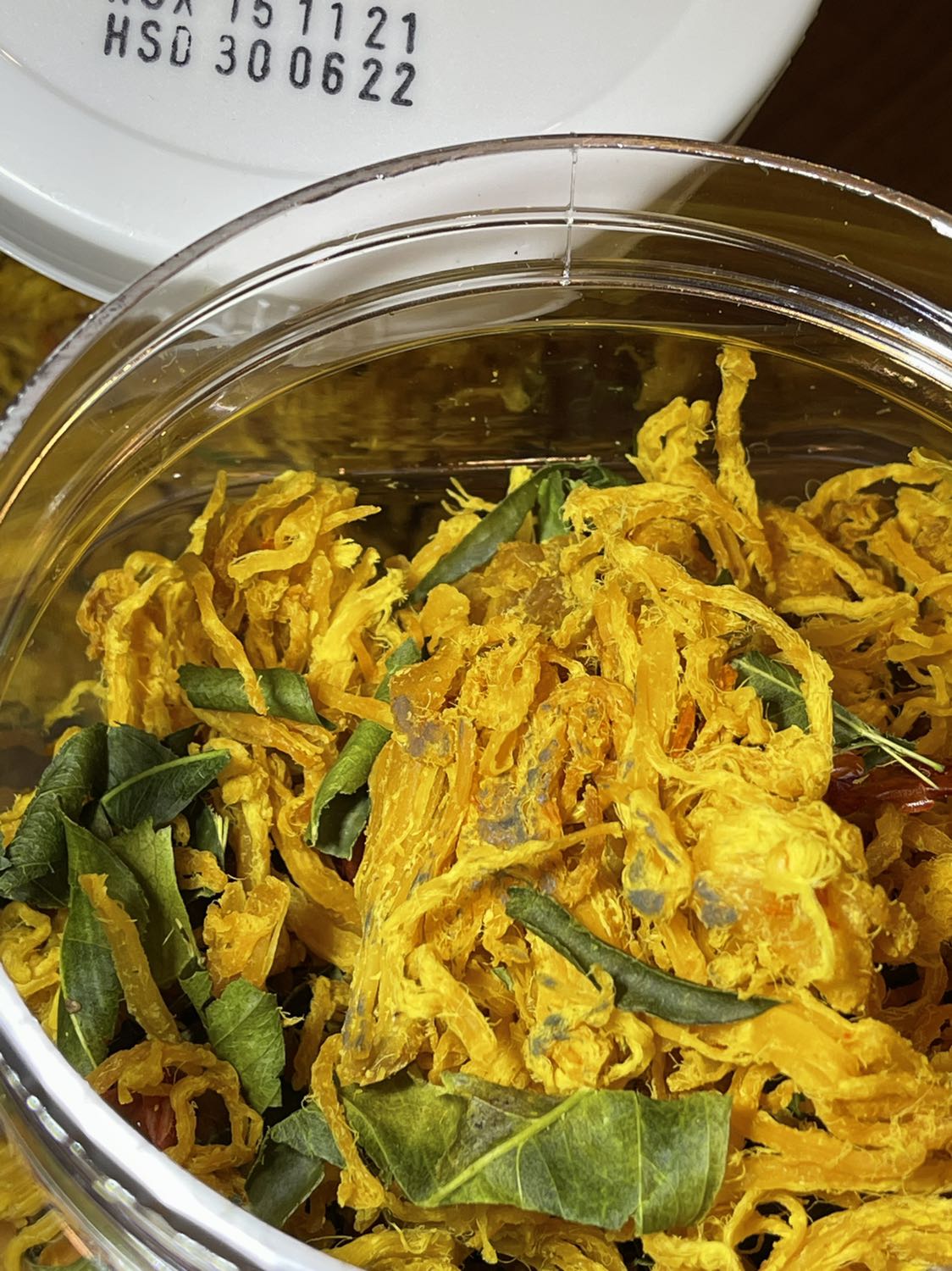 Vừa mở hộp ra ăn đc 1 miếng thì thấy miếng khô gà như hình. Đề nghị SK food kiểm tra lại chất lượng sp của mình và đổi trả cho tôi sản phẩm mới.