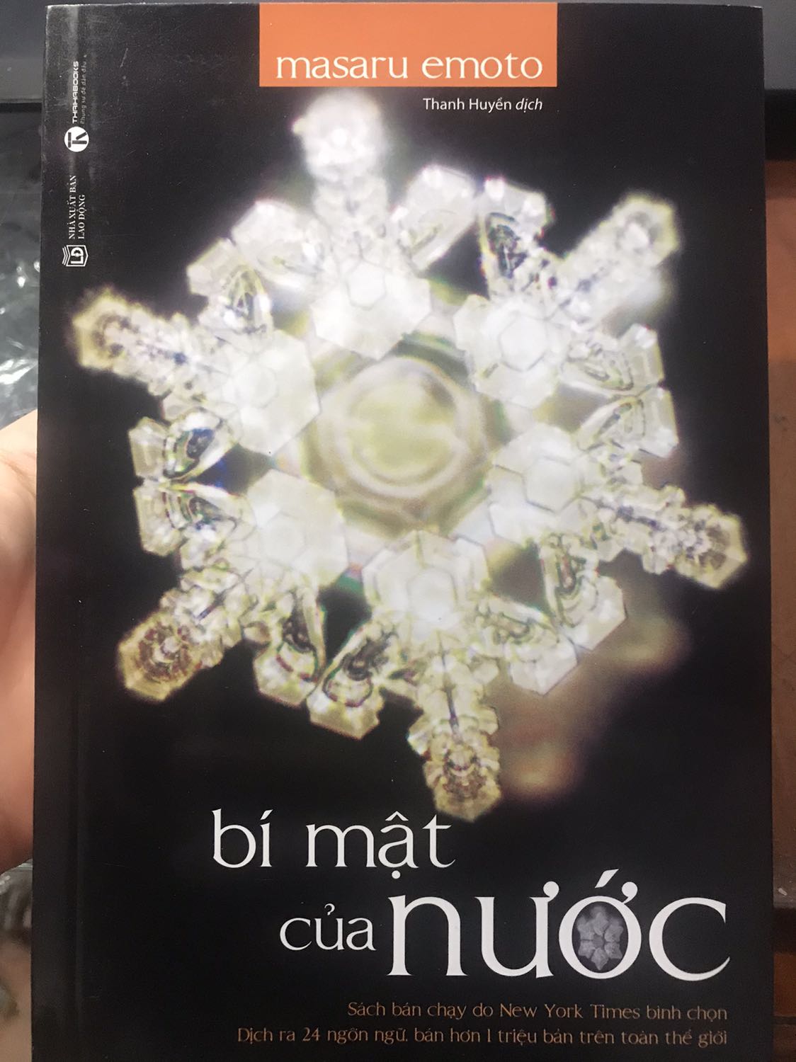 Trước tiên thì nói qua một chút thành tích của sách. Đây là cuốn sách bán chạy do New York Times bình chọn, được dịch ra 24 ngôn ngữ, bán hơn 1 triệu bản trên toàn thế giới. Trước đấy tác giả cũng có cuốn sách “Thông điệp của nước” với thành tích khủng không kém.

Quả thực không phải tự nhiên mà sách lại nhận được sự đón đọc của nhiều độc giả như vậy. Chúng ta ai cũng uống nước mỗi ngày nhưng không phải ai cũng hiểu hết được tác dụng, những bí mật mà nước mang lại cho chúng ta. Nước mang theo toàn bộ lịch sự cùng vẻ đẹp phi thường của mình cũng như chúng ta mang theo toàn bộ lịch sử của con người. Qua cuốn sách, tác giả đã đem đến cho người đọc cuộc hành trình đầy ấn tượng của nước trên Trái Đất và tiết lộ những bí ẩn của nước đầy hấp dẫn.

Những gì được viết trong sách không chỉ giúp cho chúng ta hiểu biết thêm nhiều kiến thức mà còn mang tới cho người đọc sự nhẹ nhàng nhưng đầy vi diệu của nước qua lối viết của tác giả. Và khi đọc tới nửa cuốn sách mình mới phát hiện ra một phần nội dung trong sách đã được đưa vào phần đọc hiểu trong cuộc thi THPT Quốc Gia năm 2021 vừa qua. Một cuốn sách phải có sức thu hút như nào mới được đưa vào đề thi như thế nhỉ ^^