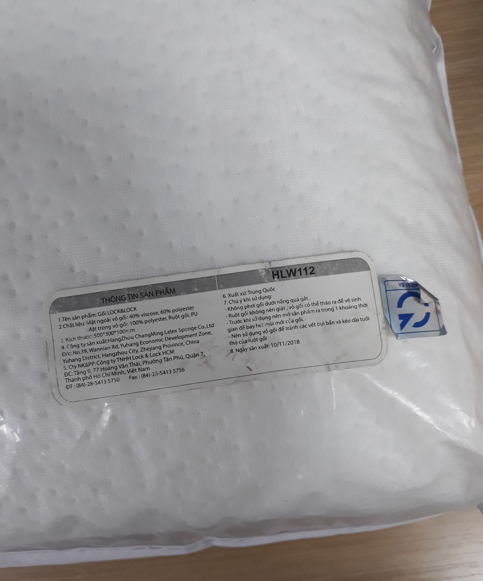 2 đơn gần đây nhất đều không vui, đôi Hunter DNA thì bị Tiki hủy đơn lên xuống mãi mới mua được mà còn phải chọn lên 1 size vì hết hàng. Đơn này thì vừa đặt sáng chiều nhận luôn nhưng chao ôi, như mình mua hàng secondhand vậy. Không biết tả như nào nữa. Mình muốn đổi hàng thì làm thế nào nhỉ. Buồn quá. Không biết dạo này không có duyên mua hàng Tiki nên không suôn sẻ hay sao nữa, trước đây ok lắm mà.