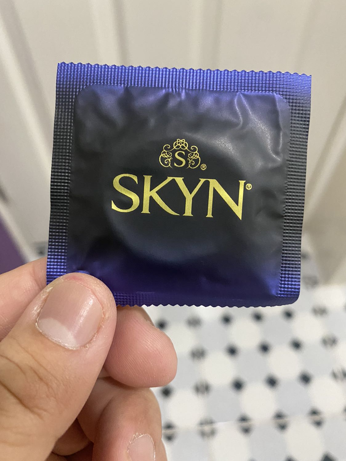 Mỏng hơn, không quá nặng mùi cao sư như One. Đặc biệt là xài thấy dễ chịu hơn Durex. Giá bán cũng ngang ngửa.

Bao bì bên ngoài tông màu sậm; tuy nhiên làm mình thắc mắc là sản phẩm này đang focus vào ai?
Nếu với người dùng trẻ thì vẻ ngoài quá già. Nếu với ng có gia đình, đứng tuổi thì sản phẩm này thiếu đi tính “gập ghềnh” như Durex.

Dánh giá chất lượng là 7/10. Cũng đáng trải nghiệm. Với sản phẩm tình iu thì 7/10 cũng chấp nhận được
