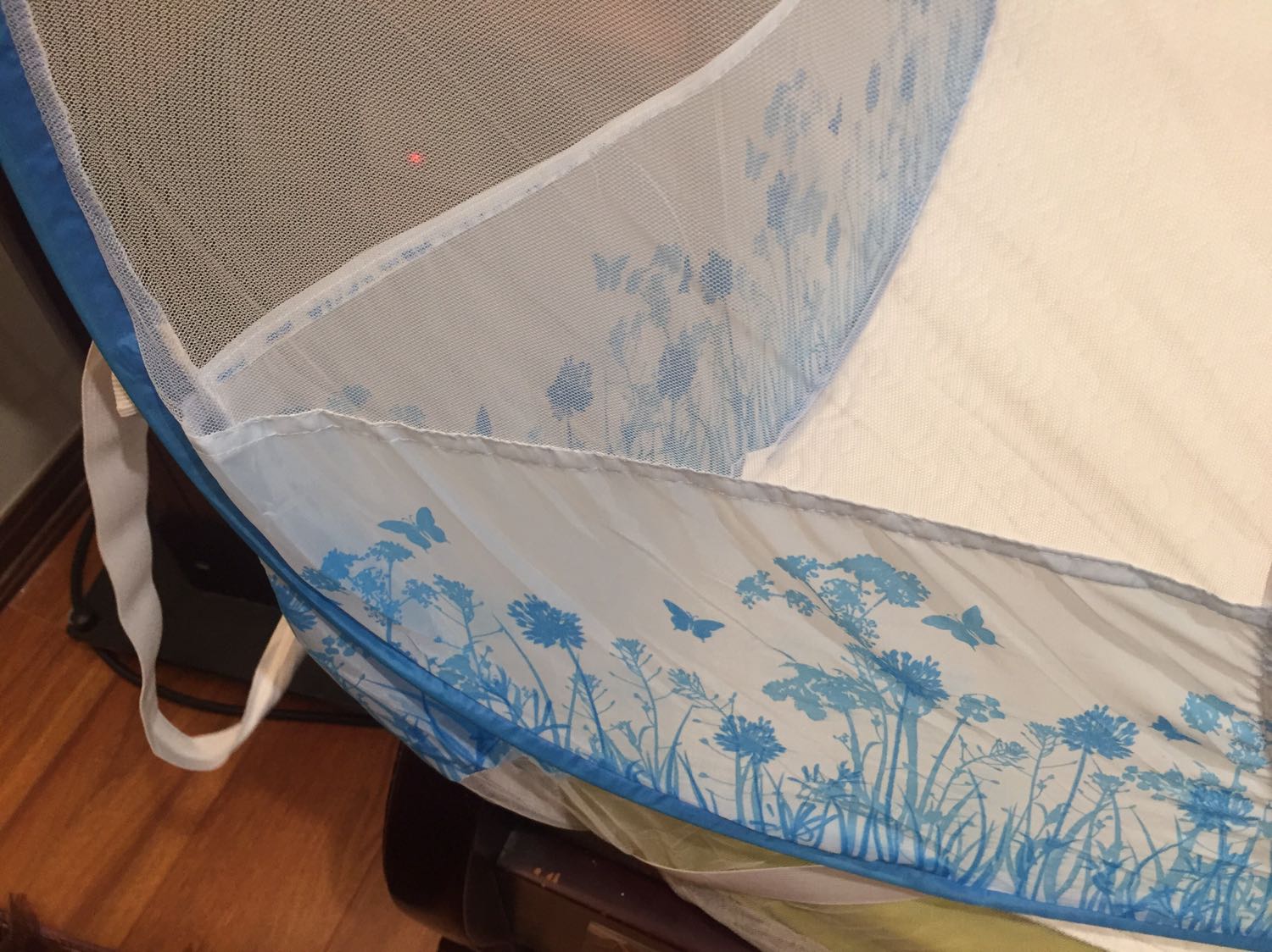 Màn cứng cáp. May cẩn thận. Khoá kéo chắc chắn. Hơi phân vân khi đặt mua vì đắt hơn nhiều loại trc đây đã từng mua. Mình mua loại 160x200, giá cả ship là 612k. Tuy nhiên chất lượng cũng tương xứng với giá tiền, đẹp hơn hẳn. Tiki giao hàng đúng thời hạn