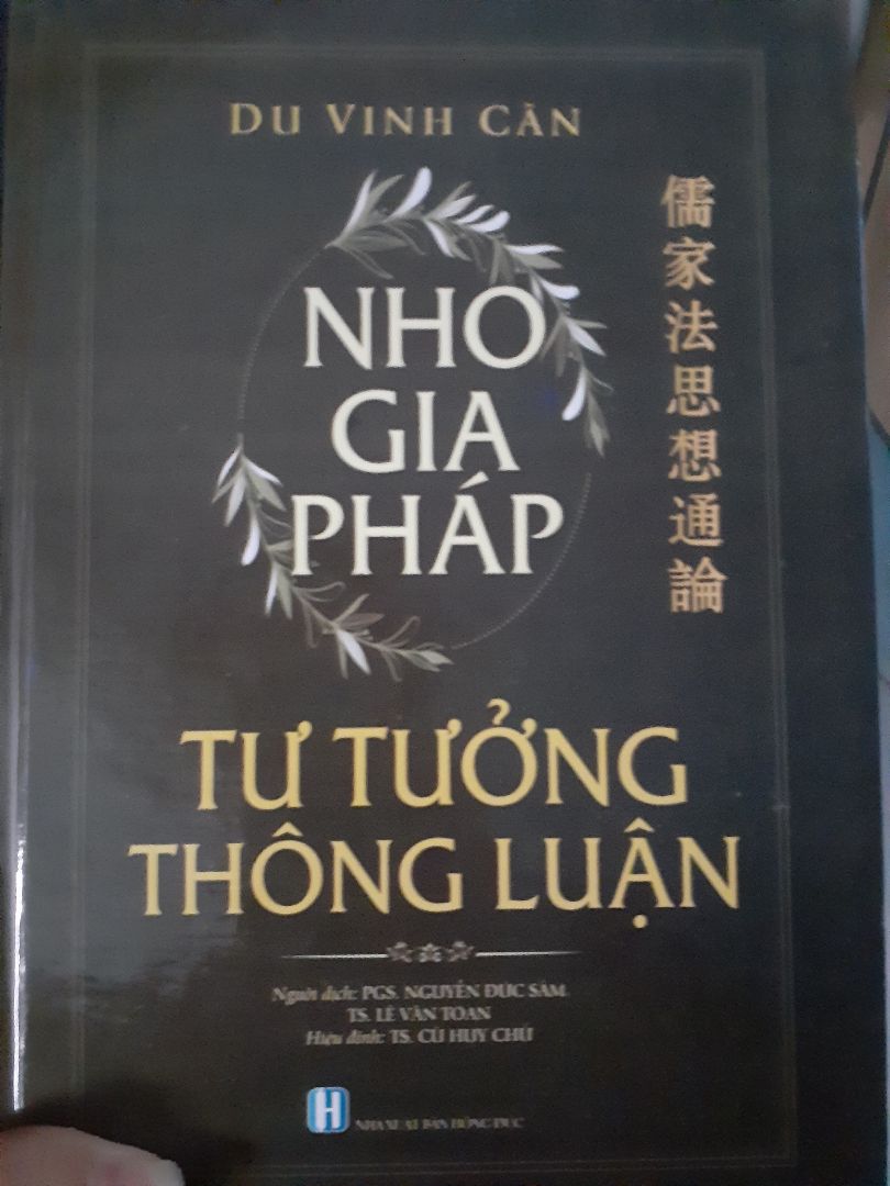 Nội dung ổn, shop không sai.
Chỉ có điều hình thức xấu tệ, bìa rồi font chữ quá thiếu thẩm mỹ.
Dịch giả lại còn có lỗi sai kiến thức căn bản nữa (mời mọi người xem ảnh để biết đó là lỗi gì).