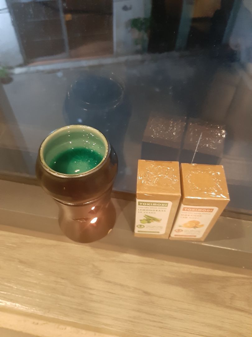 Ta nói bộ "đồ nghề" đẹp xinh lung linh luôn đó trời, khi mở gói hàng ra thấy xinh quá nên phải chụp lại, cơ mà dùng xem thế nào mới feedback.
Tinh dầu rất thơm nha quy' zị, rất thích hợp để chụp ảnh sống ảo và chill chill hehe. Nhất định sẽ mua thêm để tặng bạn bè, riêng tinh dầu thì đã "lọt hố" nên từ giờ chỉ mua loại này. Quá đã!!!